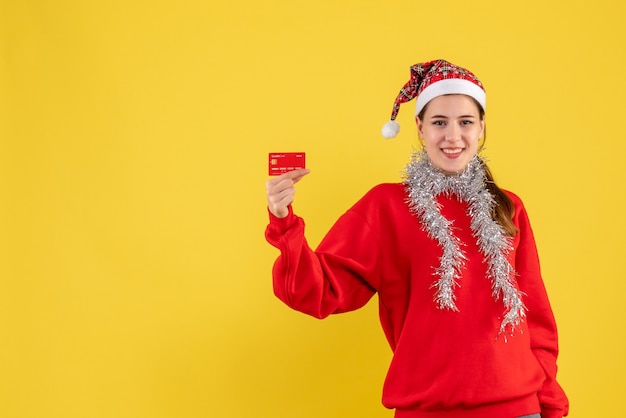 Expressive jeune femme posant pour Noël