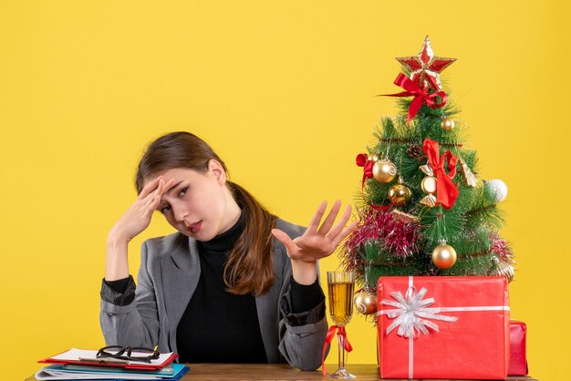 Expressive jeune femme posant pour Noël