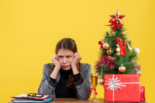 Expressive jeune femme posant pour Noël