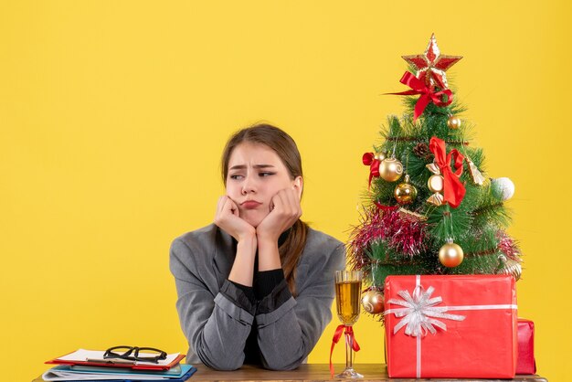 Expressive jeune femme posant pour Noël