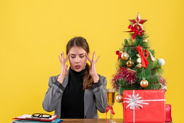 Expressive jeune femme posant pour Noël