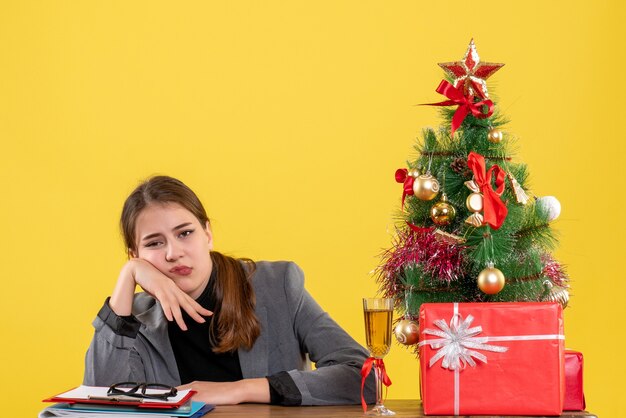 Expressive jeune femme posant pour Noël