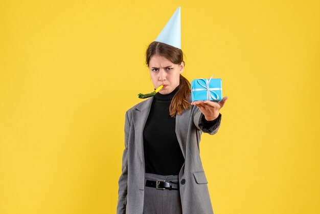 Expressive jeune femme posant pour Noël