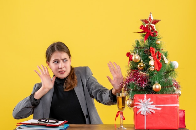 Expressive jeune femme posant pour Noël