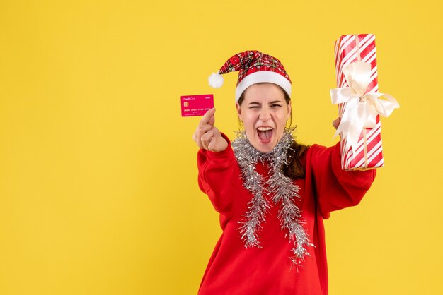 Expressive jeune femme posant pour Noël