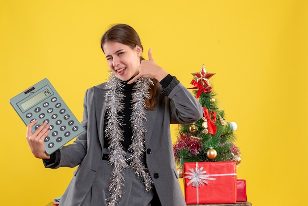 Expressive jeune femme posant pour Noël