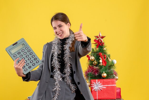 Expressive jeune femme posant pour Noël
