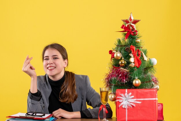 Expressive jeune femme posant pour Noël