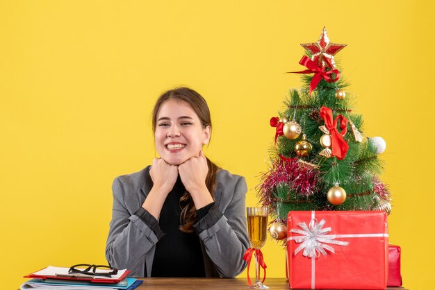 Expressive jeune femme posant pour Noël