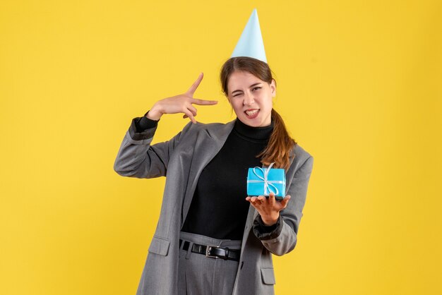 Expressive jeune femme posant pour Noël