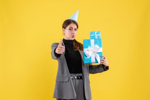 Expressive jeune femme posant pour Noël