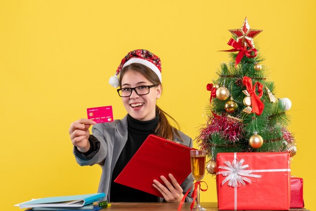 Expressive jeune femme posant pour Noël