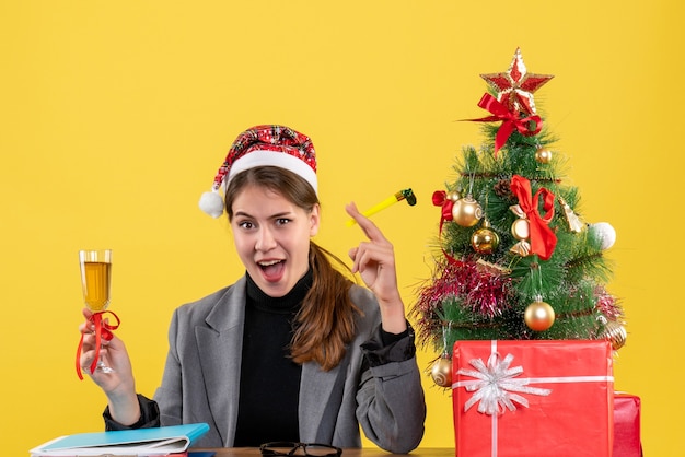 Expressive jeune femme posant pour Noël