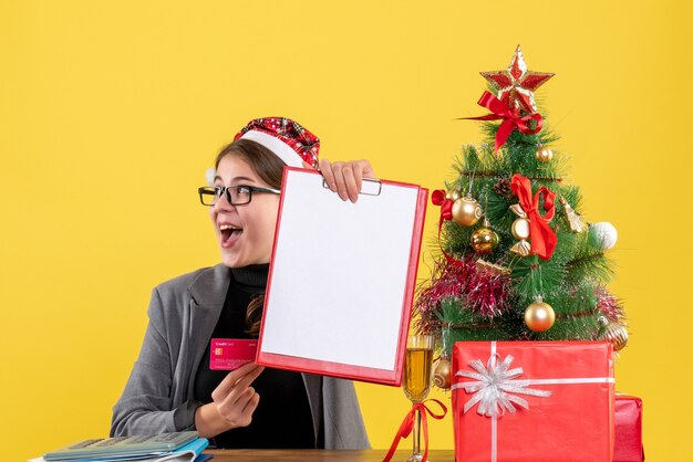 Expressive jeune femme posant pour Noël