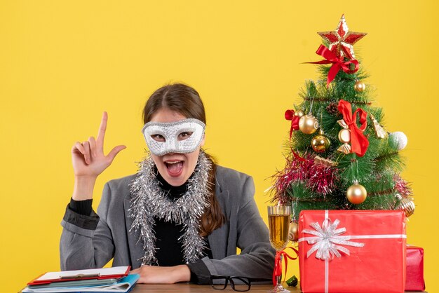 Expressive jeune femme posant pour Noël