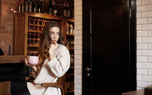 Expressive jeune fille posant à l'intérieur