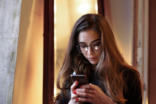 Expressive jeune fille posant à l'intérieur