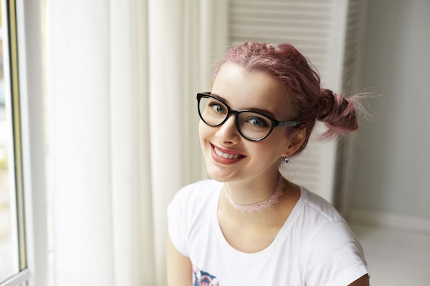 Expressive jeune fille posant à l'intérieur