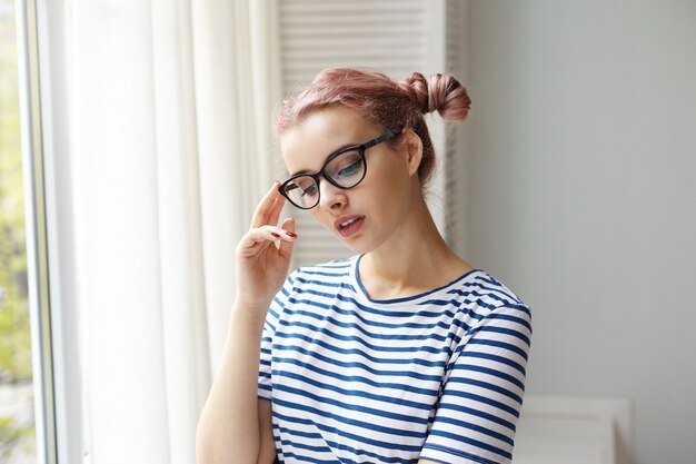 Expressive jeune fille posant à l'intérieur