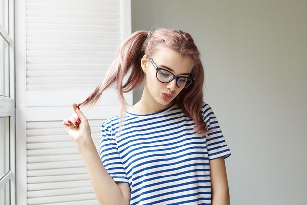 Expressive jeune fille posant à l'intérieur