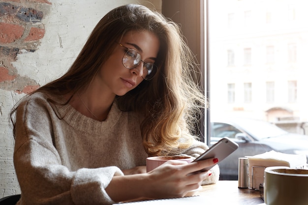 Photo gratuite expressive jeune fille posant à l'intérieur