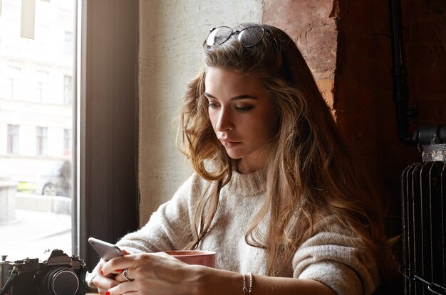 Expressive jeune fille posant à l'intérieur