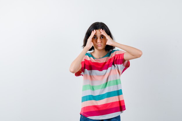 Expressive jeune fille posant en studio