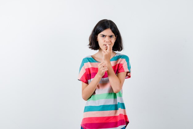 Expressive jeune fille posant en studio