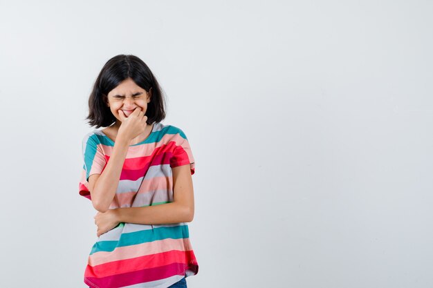 Expressive jeune fille posant en studio