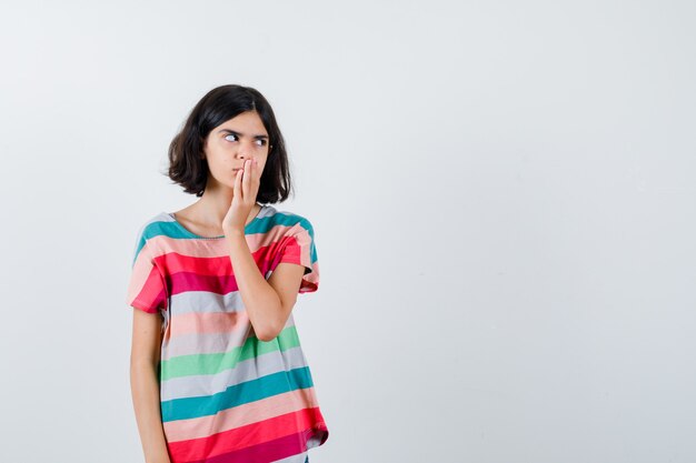 Expressive jeune fille posant en studio