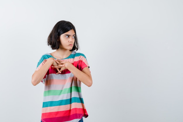 Expressive jeune fille posant en studio