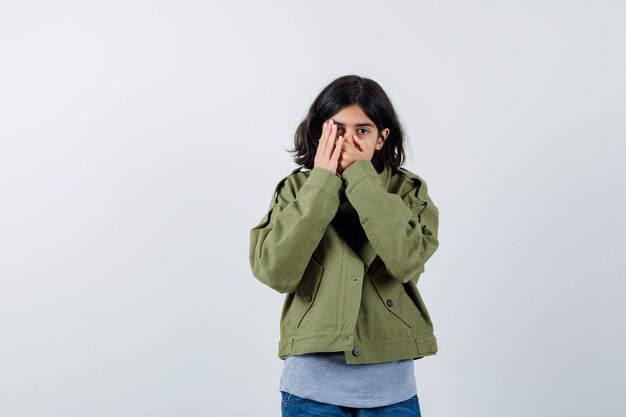 Expressive jeune fille posant en studio