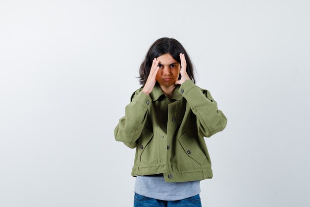 Expressive jeune fille posant en studio