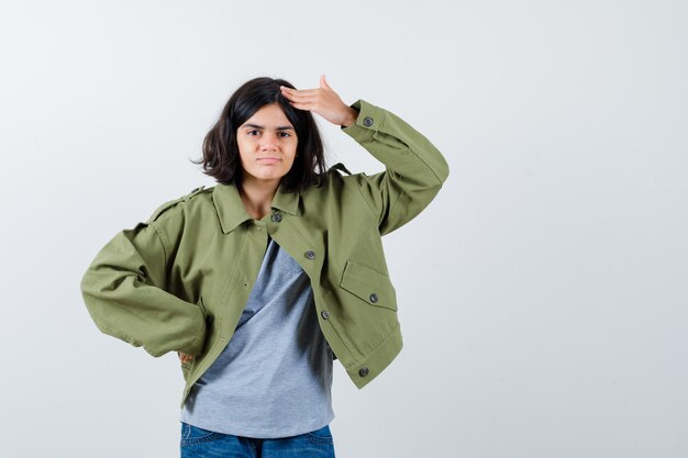 Expressive jeune fille posant en studio