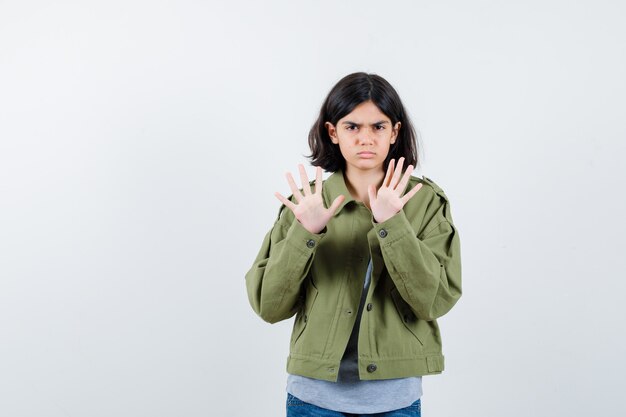 Expressive jeune fille posant en studio