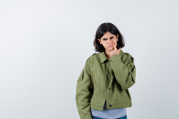 Expressive jeune fille posant en studio