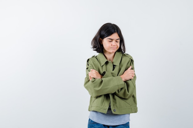 Expressive jeune fille posant en studio