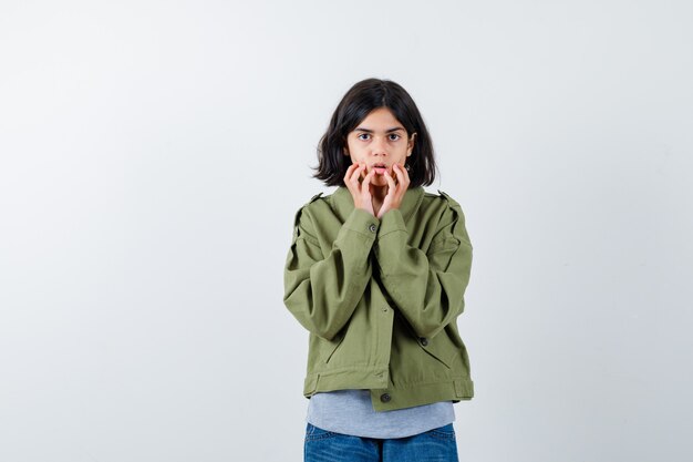 Expressive jeune fille posant en studio