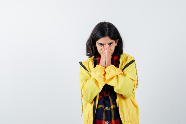 Expressive jeune fille posant en studio