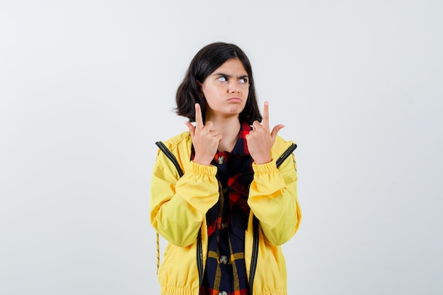 Expressive jeune fille posant en studio