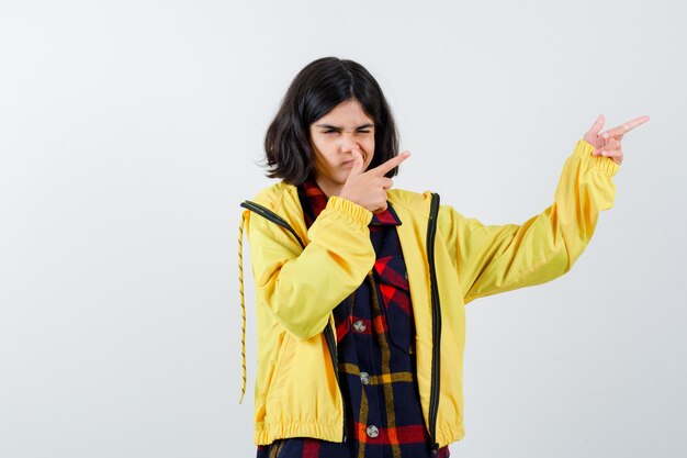 Expressive jeune fille posant en studio