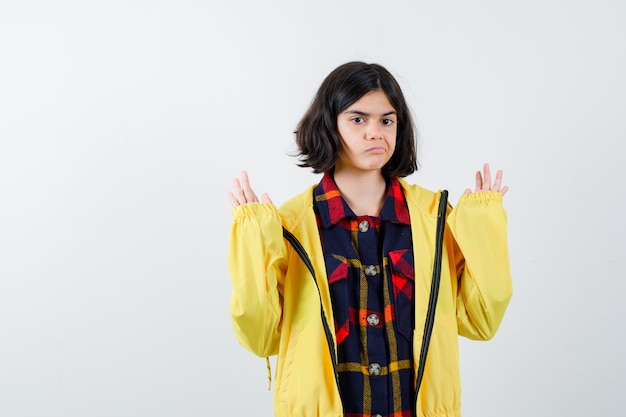 Expressive jeune fille posant en studio