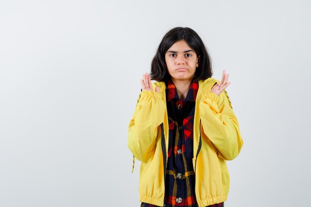 Expressive jeune fille posant en studio