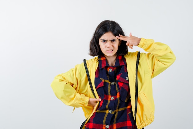 Expressive jeune fille posant en studio