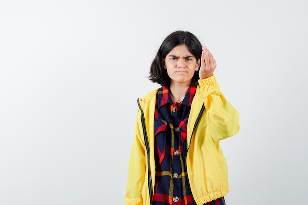 Expressive jeune fille posant en studio