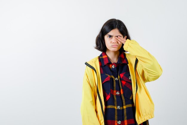 Expressive jeune fille posant en studio