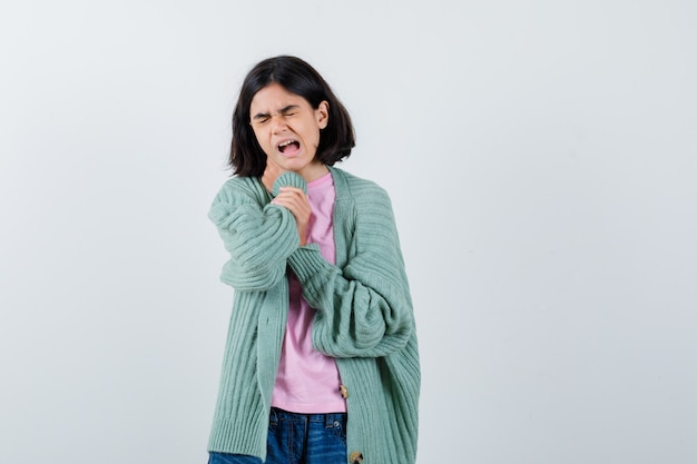 Expressive jeune fille posant en studio