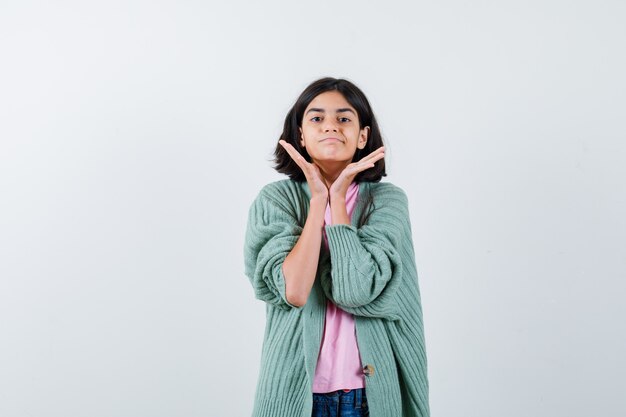 Expressive jeune fille posant en studio