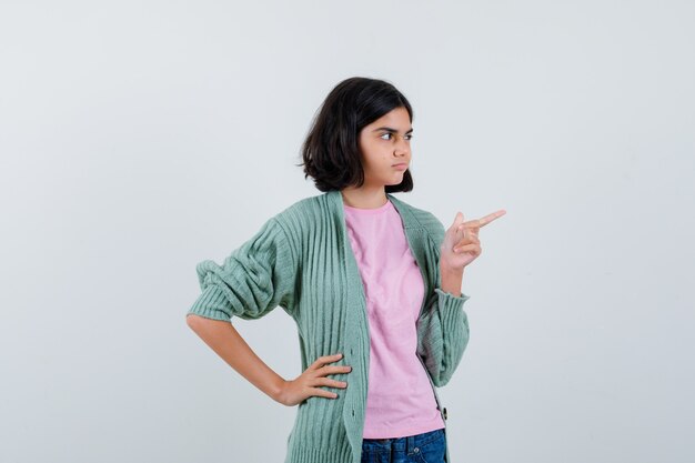 Expressive jeune fille posant en studio