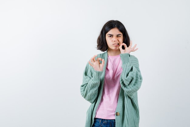 Expressive jeune fille posant en studio